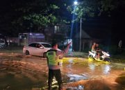 Hujan Deras Picu Sungai Gandam Meluap, Jalan Pantura Ketitang Wetan Tergenang Kapolsek Batangan : “Kami Terus Pantau, Situasi Masih Aman Terkendali