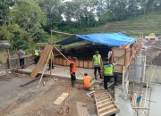 Personel Polres Karanganyar Kerja Bakti Pengecoran Jembatan Kedung Mantenan, Wujud Nyata Polri untuk Masyarakat