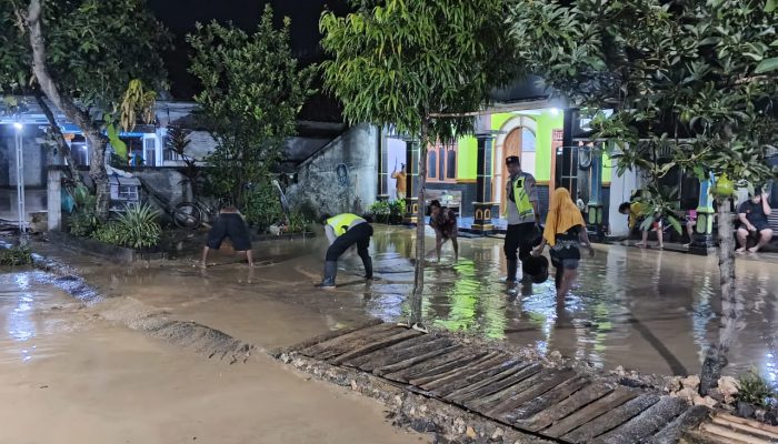 Hujan Deras Picu Banjir Mendadak di Kayen, Polisi Turun Tangan Amankan Lokasi