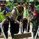 Setelah Resmi Memulai Pembangunan Jembatan di Slogo Tanon, Kini Kapolres Sragen Turut Berjibaku di Tengah Proyek