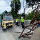 Di Tengah Hujan dan Kemacetan, Polisi Sigap Bantu Sopir Truk Mogok di Tanjakan Bukit Sari