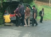 Minibus Terperosok Saat Melintasi Jalan Wisata Desa Karang Tengah