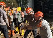 Gerak Cepat Tim SAR Sat Brimob Polda Jabar, Enam Korban Longsor di Cisempur Berhasil Dievakuasi