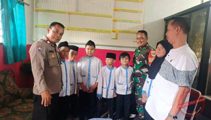 Babinkantibmas dan Babinsa Kelurahan alam jaya kunjungi SDN DOYONG 4. Memberikan edukasi kepada siswa