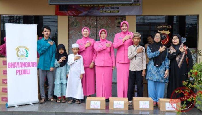 Kunjungan Kerja Ketua Bhayangkari Cabang Karawang, Berikan Tali Asih Kepada Anak Yatim Piatu