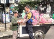 Bhabinkamtibmas Kel. Kebon Pisang melaksanakan giat Jumat berbagi