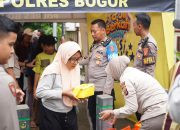 Polres Bogor Bagikan Takjil dan Makan Gratis untuk Masyarakat di Depan Mako