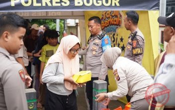 Polres Bogor Bagikan Takjil dan Makan Gratis untuk Masyarakat di Depan Mako