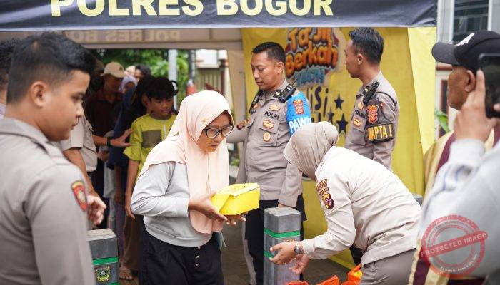 Polres Bogor Bagikan Takjil dan Makan Gratis untuk Masyarakat di Depan Mako