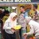 Polres Bogor Bagikan Takjil dan Makan Gratis untuk Masyarakat di Depan Mako