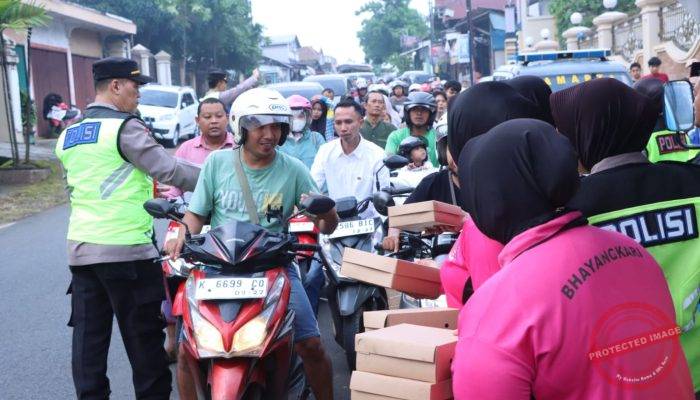 Hari Kelima Ramadan, Polres Jepara Bersama Bhayangkari Turun ke Jalan Bagikan Ratusan Takjil Gratis