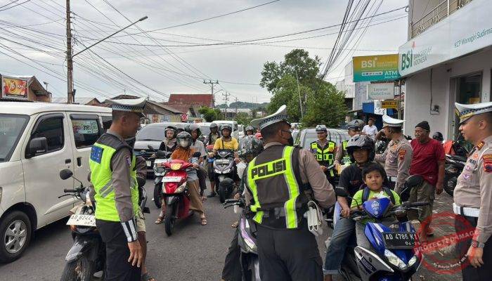 Sat Lantas Polres Wonogiri Bagikan 200 Takjil di Jalan Sudirman, Ajak Warga Tertib Lalu Lintas