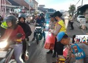 Polres Sukoharjo Bagikan 250 Paket Takjil di Tugu Kartasura, Ludes dalam Hitungan Menit