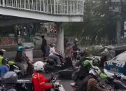 Mobil Lawan Arus dan Tabrak Sejumlah Kendaraan Bikin Geram Warga