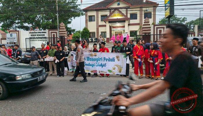 Polisi dan Perguruan Silat di Purwantoro Bersinergi Berbagi Takjil, Perkuat Kerukunan Ramadan