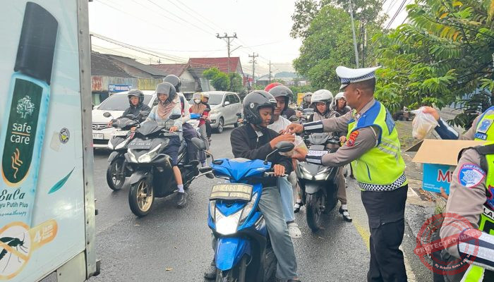 Sat Lantas Polres Wonogiri Bagikan 250 Takjil di Simpang Gudang Seng, Edukasi Tertib Lalu Lintas Selama Ramadan