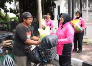 Bhayangkari Cabang Surakarta Gelar Bakti Sosial, Ratusan Paket Sembako Disalurkan untuk Warga Kurang Mampu