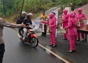 Polsek Wuryantoro dan Bhayangkari Bagi 150 Takjil, Tebar Kepedulian di Bulan Ramadan