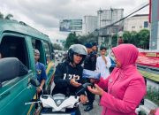 Detasemen Gegana Satbrimob Polda Jabar Bersama Bhayangkari Bagikan Ratusan Takjil Gratis di Jatinangor dan Rancaekek