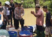 Polri Dukung Pelestarian Lingkungan, Polsek Wonogiri Kota Amankan Penebaran 1 Ton Ikan di Sungai Timang