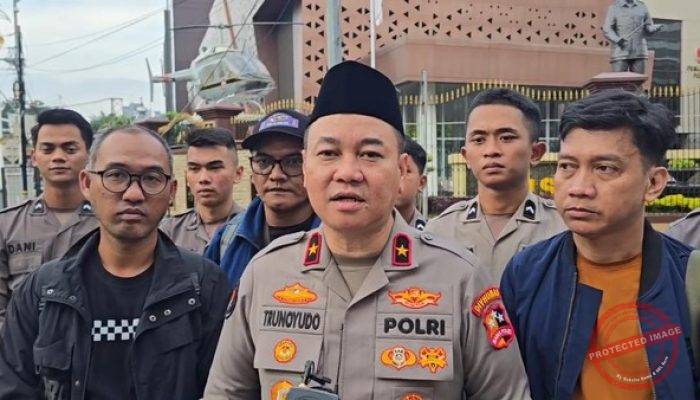 Polri dan Jurnalis Bagikan 1.500 Takjil kepada Masyarakat di Sekitar Mabes Polri