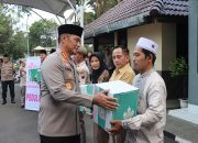 Dikira Razia, Ternyata Berbagi: Polrestabes Semarang Bagikan Takjil kepada Pengendara di Depan Mako