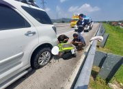 Polres Kendal Beri Pertolongan Cepat Pemudik Alami Pecah Ban di Tol Batang-Semarang