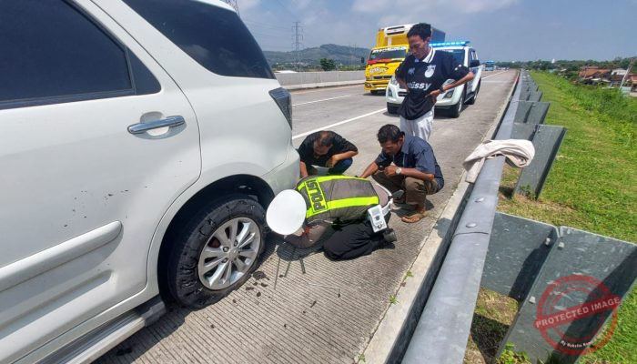 Polres Kendal Beri Pertolongan Cepat Pemudik Alami Pecah Ban di Tol Batang-Semarang