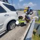 Polres Kendal Beri Pertolongan Cepat Pemudik Alami Pecah Ban di Tol Batang-Semarang