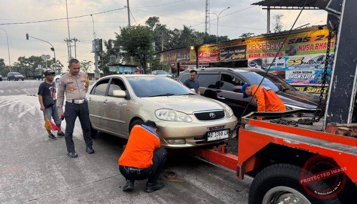Kendaraan Pemudik Mogok di Perjalanan, Polda Jateng Sigap Beri Bantuan
