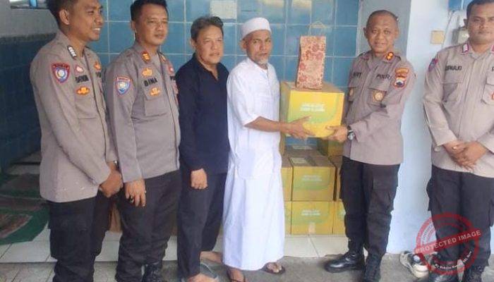 Satbinmas Polrestabes Semarang menyerahkan 25 paket bantuan sembako kepada Eks napiter kota Semarang 