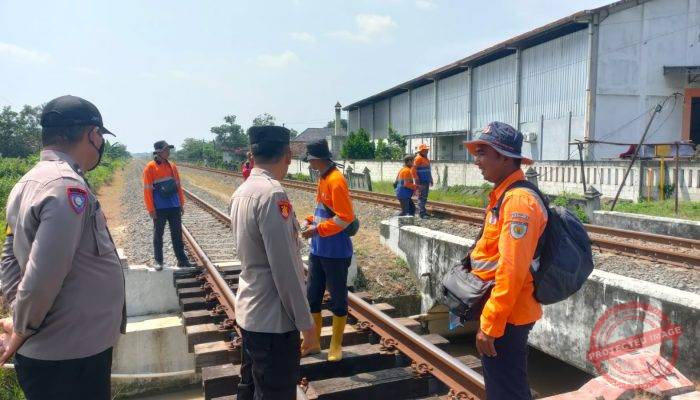 Operasi Ketupat 2026, Polisi Bersama KAI Pastikan Jalur Rel di Demak Aman