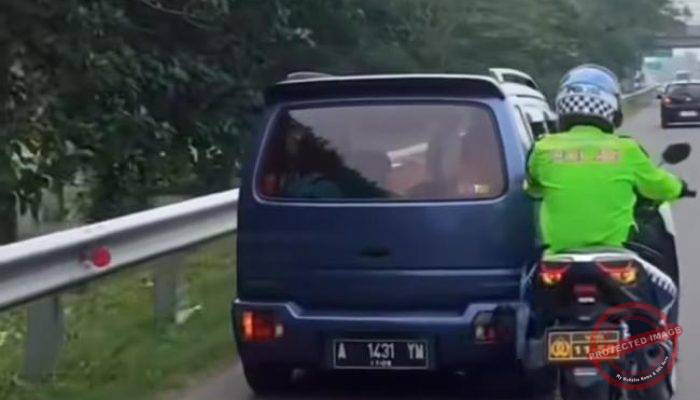 Gerak Cepat, Kasat Lantas Polres Subang turun Langsung “Step Mobil” Pakai Motor di Tol Cipali!