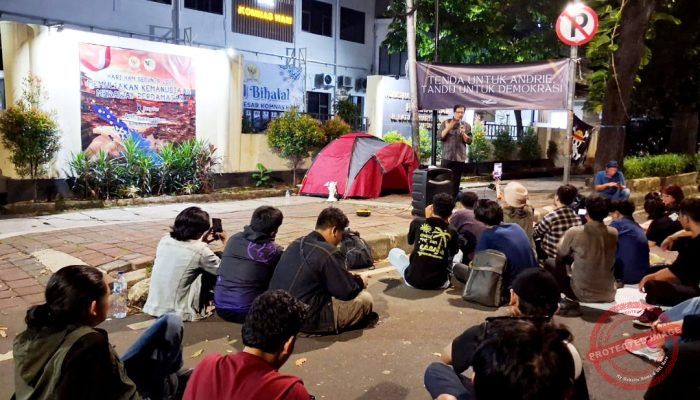 Aliansi Mahasiswa Dirikan Tenda Di Depan KOMNAS HAM Minta Pengusutan Penyiraman Andrie Yunus Secara Tuntas
