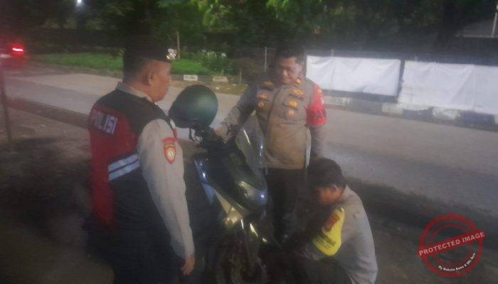 Patroli Malam Polsek Cengkareng, Amankan Motor Warga dari Potensi Curanmor Dengan Gembok Kamtibmas
