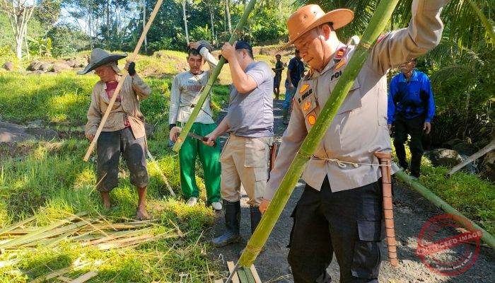 ‎Respons Cepat Bencana, Polri dan Warga Dirikan Jembatan Darurat di Garut