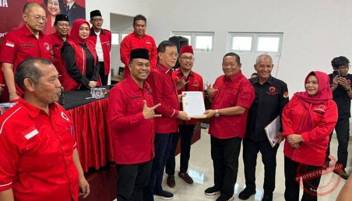 Rapidin Simbolon Serahkan SK Kepengurusan DPC PDI Perjuangan Kota Medan 2025-2030