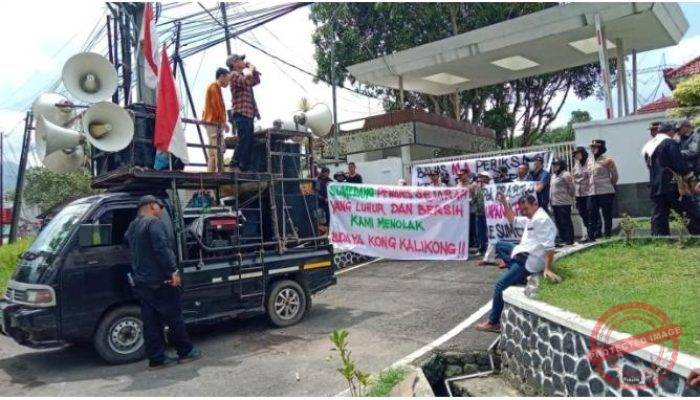 Sengketa Dana Tol Cisumdawu Memanas, Aksi Protes Warnai Kantor Pengadilan Sumedang