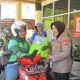 Polwan Polda Jabar Bagikan 100 Paket Sembako untuk Driver Ojol Perempuan di Hari Kartini