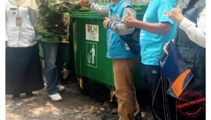 Sigap, Camat Cibeunying Kidul, Lurah Cikutra dan RW 03 Gerak Cepat Angkut Tumpukan Sampah di RT 02 RW 03 Kelurahan Cikutra Kecamatan Cibeunying Kidul Kota Bandung