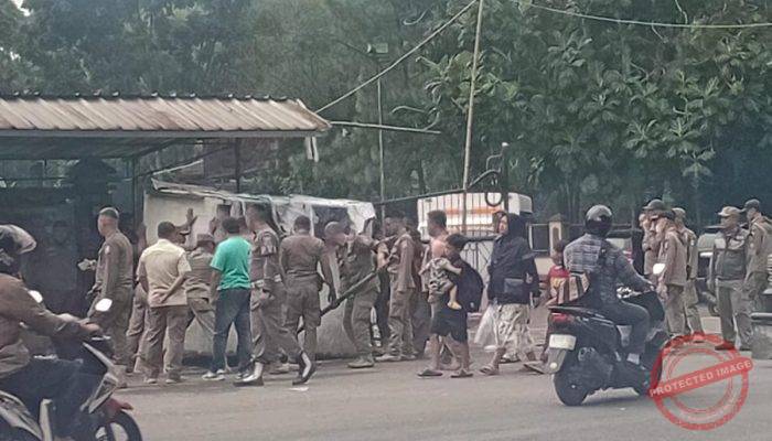 BREAKING: Satpol PP Kota Bandung Tertibkan Pedagang di Monumen Perjuangan