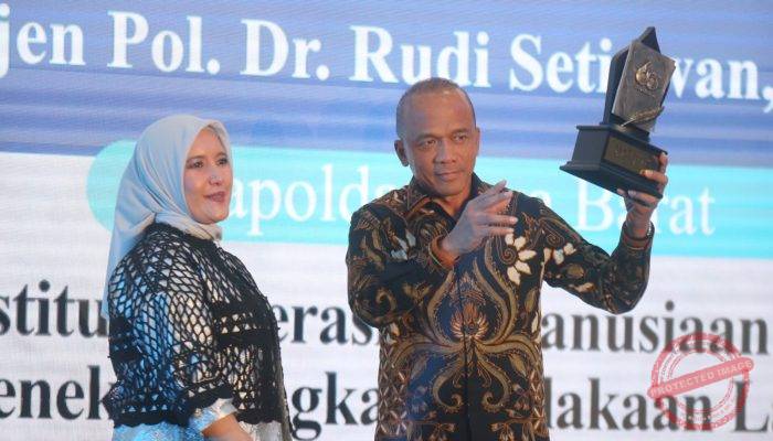 Kapolda Jabar Terima Penghargaan Bergengsi Kategori Institusi Operasi Kemanusiaan Lebaran 2026, Tekan Laka Lantas dan Kriminalitas