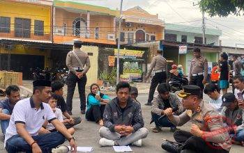 Aksi Humanis Kapolres Bulukumba AKBP Restu, Temui Peserta Aksi Sambil Duduk di Aspal