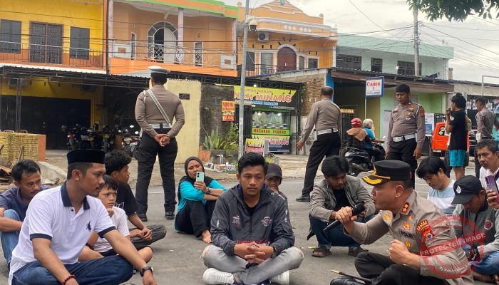 Aksi Humanis Kapolres Bulukumba AKBP Restu, Temui Peserta Aksi Sambil Duduk di Aspal