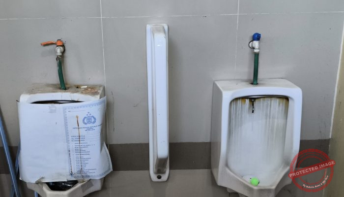 Parah! Pajak Dipungut Setiap Hari, Tapi Toilet Samsat Ciputat Rusak Bertahun-tahun dan Ditutup Map Berlogo Polisi