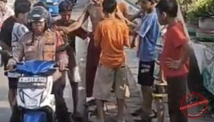 Respon Cepat Aduan Warga, Lansia Terjatuh di Krendang Tambora Langsung Diantar Pulang Oleh Personel Polsek Tambora