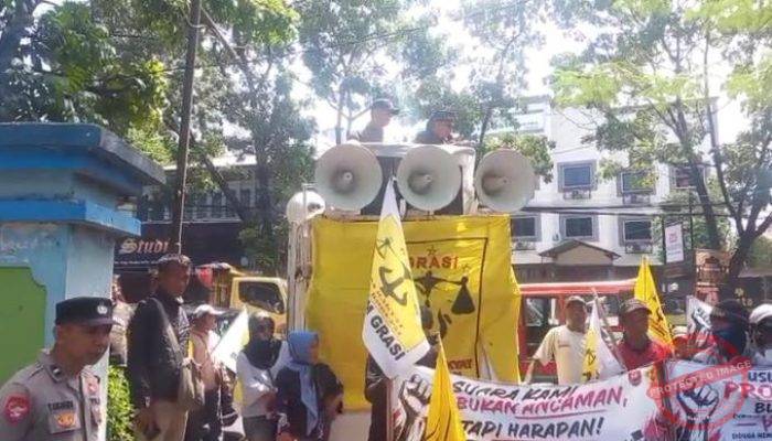 LSM Garasi dan Warga Demo Dinas PU Jabar, Tuntut Perbaikan Jalan Provinsi Rusak