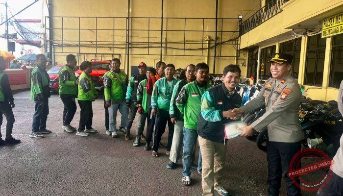 Jumat Berkah, Polsek Metro Tamansari Berbagi dengan Komunitas Ojol dan Warga