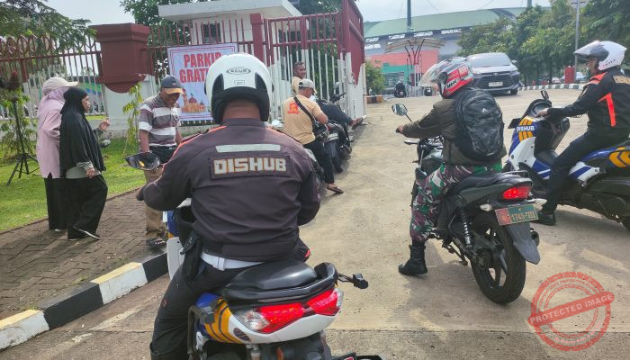 OPERASI GABUNGAN: Penindakan KTL di Sekitar GOR Pakansari, Kendaraan Roda 2 & 4 Langsung Dikempeskan Ban-nya