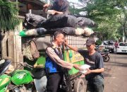 Jumat Berbagi: Bhabinkamtibmas Kelurahan Kebon Pisang Bagikan Nasi Kotak Bagi Warga Kurang Mampu